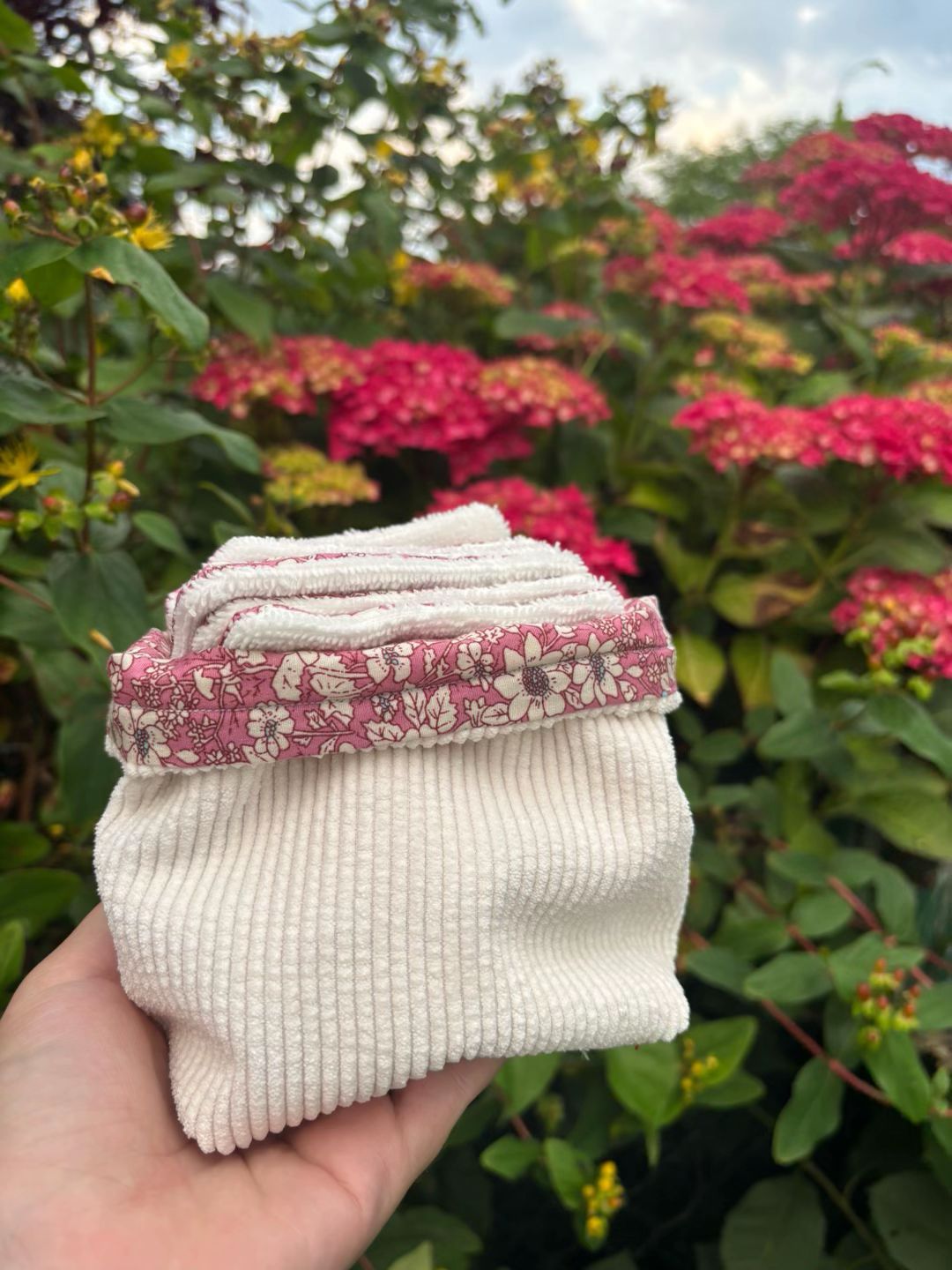 Panier de rangement à fleur rose et ces 10 cotons lavables